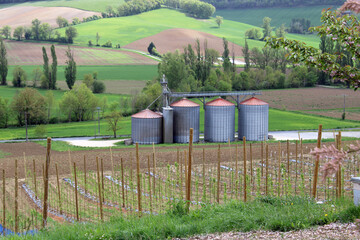 Paysage agricole avec silos