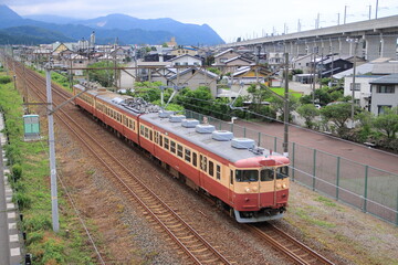  新潟の山々と北陸新幹線を背景に走る4えちごトキめき鉄道455・413系電車_2025/6/28撮影
