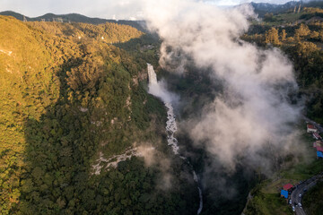 Obraz premium Atardecer en el salto del Tequendama, ubicado en Soacha, Cundinamarca (Colombia)