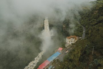 Fototapeta premium Atardecer en el salto del Tequendama, ubicado en Soacha, Cundinamarca (Colombia)