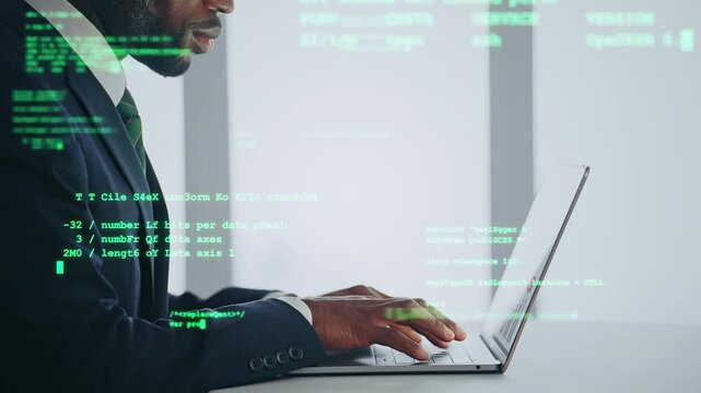 パソコンで作業する外国人男性とコーディングデータのコンセプト