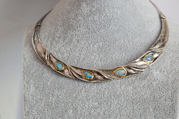 Besonderes Collier, Halskette, Manufaktur, Handarbeit, Edelopal, Farbspiel, Birnenschliff, Cabochonschliff, Eingefasst, Goldfassung, Silber