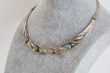 Besonderes Collier, Halskette, Manufaktur, Handarbeit, Edelopal, Farbspiel, Birnenschliff, Cabochonschliff, Eingefasst, Goldfassung, Silber