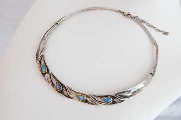 Besonderes Collier, Halskette, Manufaktur, Handarbeit, Edelopal, Farbspiel, Birnenschliff, Cabochonschliff, Eingefasst, Goldfassung, Silber