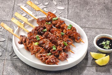 Yakitori is a typical Japanese satay that generally uses chicken. Small pieces of chicken cut into bite-sized pieces, skewered with bamboo skewers.
