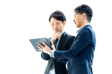 打ち合わせをする2人の男性ビジネスマン（背景透過PNG）