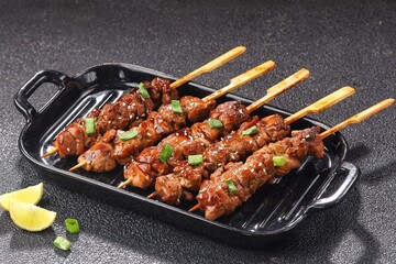 Yakitori is a typical Japanese satay that generally uses chicken. Small pieces of chicken cut into bite-sized pieces, skewered with bamboo skewers.
