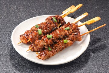Yakitori is a typical Japanese satay that generally uses chicken. Small pieces of chicken cut into bite-sized pieces, skewered with bamboo skewers.
