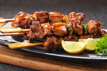 Yakitori is a typical Japanese satay that generally uses chicken. Small pieces of chicken cut into bite-sized pieces, skewered with bamboo skewers.
