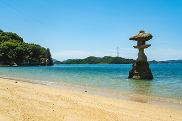 岩子島厳島神社の海に建つ石灯篭　広島県尾道市