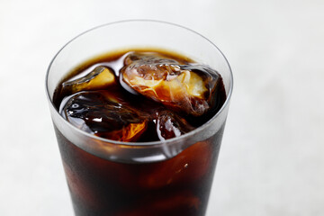 グラスに注いだアイスコーヒー　Iced coffee served in a glass