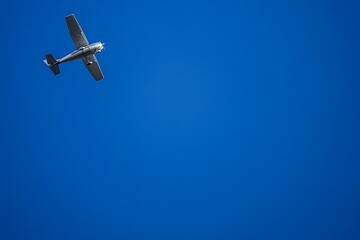 Propellerflugzeug am blauen Himmel