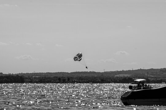 Parasailing auf dem Gardasee - Urlaub - Italien - Parasailer in der Luft - Menschen in der Freizeit