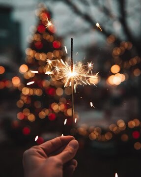 Wunderkerze vor festlicher Weihnachtsbaum-Beleuchtung