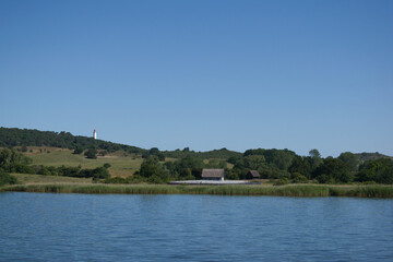 Obraz premium Leuchtturm auf Hiddensee vor blauem Himmel