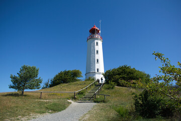 Leuchtturm auf Hiddensee vor blauem Himmel