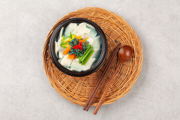  Handmade noodles boiled with tea leaves.