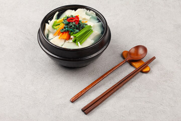  Handmade noodles boiled with tea leaves.