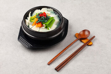  Handmade noodles boiled with tea leaves.