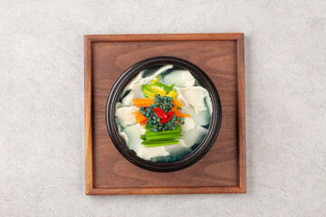  Handmade noodles boiled with tea leaves.
