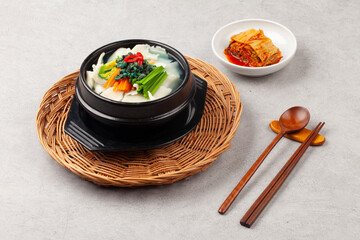  Handmade noodles boiled with tea leaves.