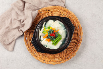  Handmade noodles boiled with tea leaves.