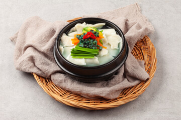  Handmade noodles boiled with tea leaves.