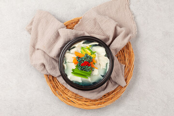 Handmade noodles boiled with tea leaves.