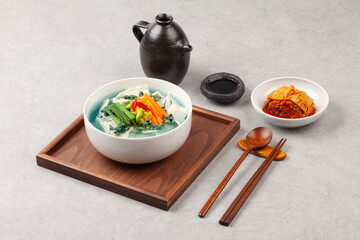  Handmade noodles boiled with tea leaves.