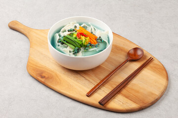  Handmade noodles boiled with tea leaves.