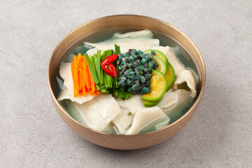  Handmade noodles boiled with tea leaves.