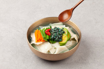  Handmade noodles boiled with tea leaves.