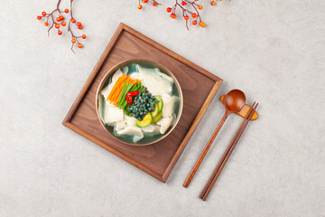  Handmade noodles boiled with tea leaves.