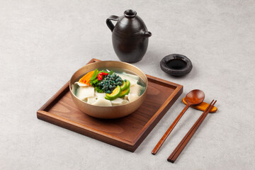  Handmade noodles boiled with tea leaves.