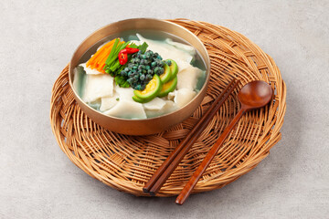  Handmade noodles boiled with tea leaves.