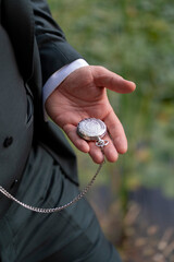Hombre con un reloj con cadena