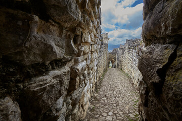 Kuelap reveals the enduring legacy of the Chachapoya people. A fortress in the clouds where history and nature meet in mysterious harmony.