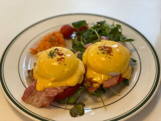 Eggs Benedict with vegetables