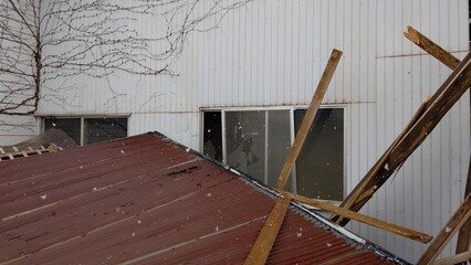 倒壊した小屋によって破壊された外壁