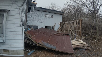 倒壊した小屋によって破壊された外壁