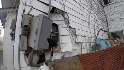 倒壊した小屋によって破壊された外壁