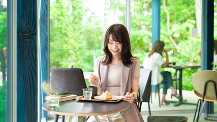 カフェでケーキを食べる女性