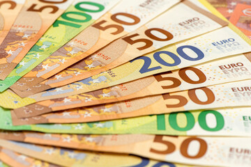 Viele Euro Geldscheine und Banknoten liegen zusammen auf einem Haufen