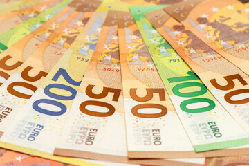Viele Euro Geldscheine und Banknoten liegen zusammen auf einem Haufen