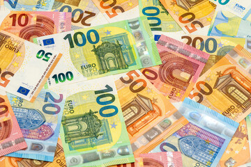 Viele Euro Geldscheine und Banknoten liegen zusammen auf einem Haufen