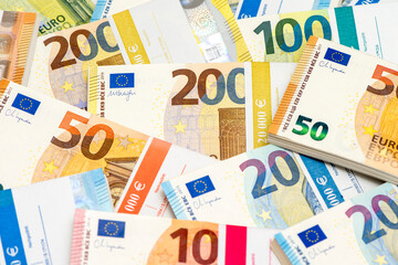 Viele Euro Geldscheine, Geldbündel und Banknoten liegen zusammen auf einem Haufen