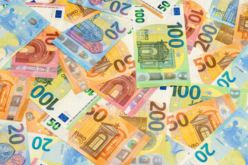 Viele Euro Geldscheine und Banknoten liegen zusammen auf einem Haufen