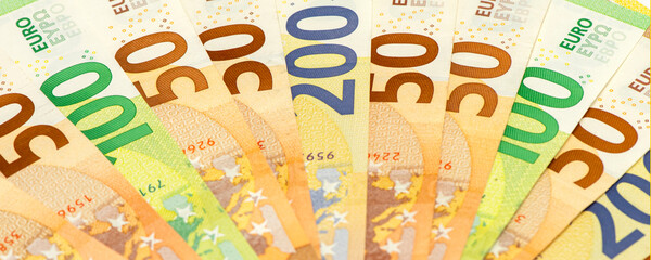 Viele Euro Geldscheine und Banknoten liegen zusammen auf einem Haufen