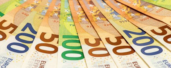 Viele Euro Geldscheine und Banknoten liegen zusammen auf einem Haufen
