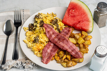 scramble eggs with mushrooms  with turkey bacon